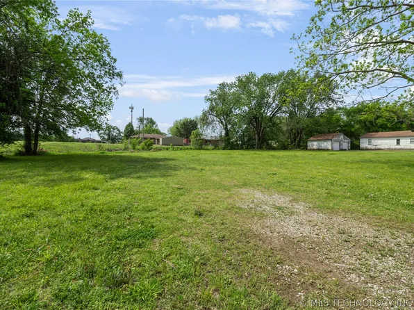 807 W Walnut St N, Collinsville, OK 74021