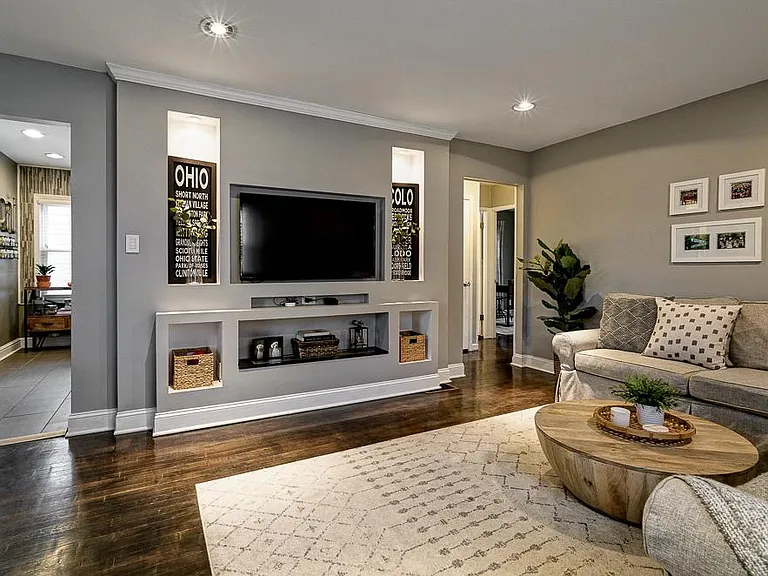 619 E Jeffrey Pl — Photo 3