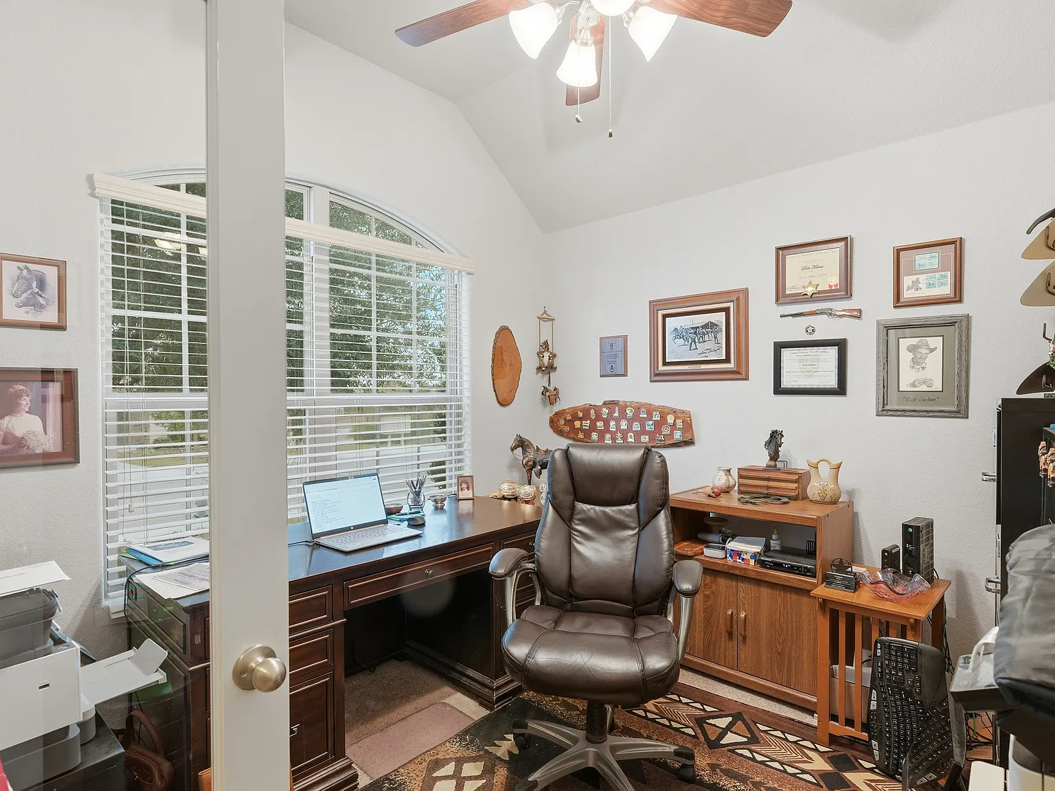 Spacious 3-Bed, 3-Bath Home with Island Kitchen, Loft, and Fenced Yard in New Braunfels — Photo 3