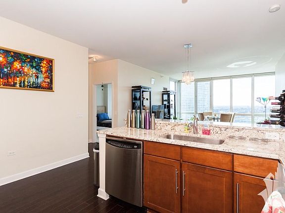 4th image of 1629 S Prairie Ave Unit 2208J