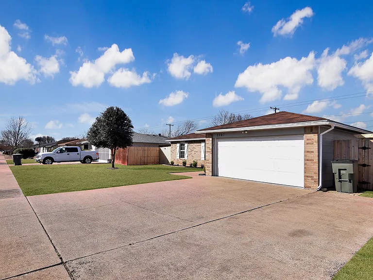 2307 Traverse Dr — Photo 2