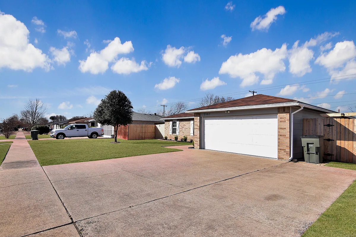 Building Photo - 2307 Traverse Dr