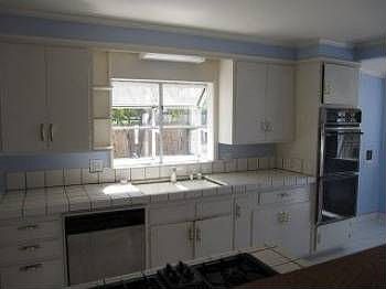 4th image of 633 Hawes St