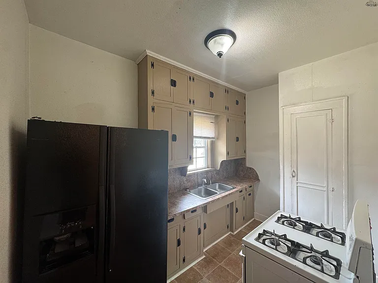 2412 Buchanan St — Photo 6