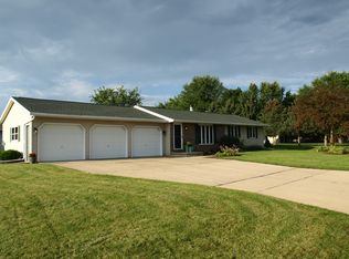 1332 Lynwood Ln, Green Bay, WI 54311