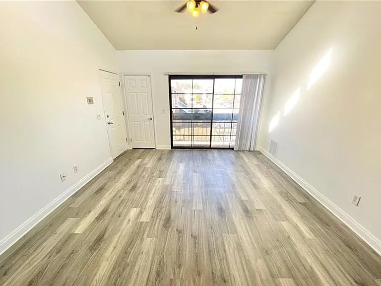 5154 S Jones Blvd #202 — Photo 2