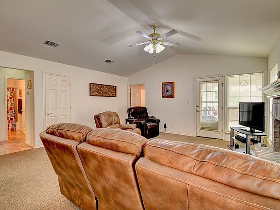 4th image of 303 Crestwood Dr