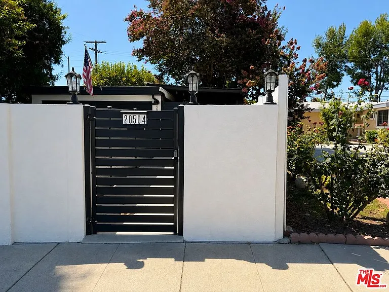 20504 Hamlin St — Photo 2