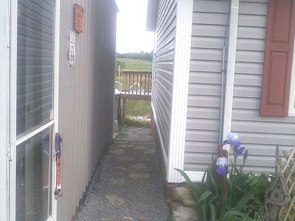 walk between house n garage