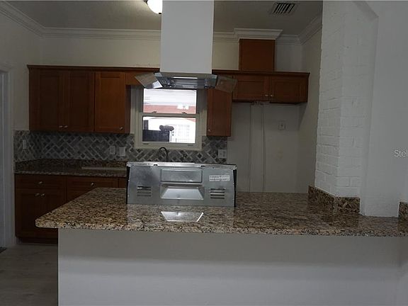 3rd image of 606 N Palm Dr