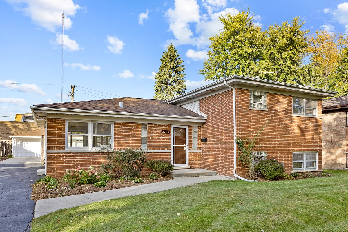 2720 Lincoln Ln photo 1