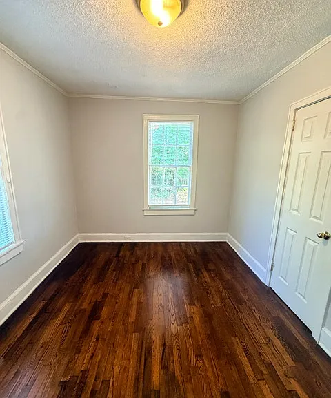 1549 Victory St — Photo 6