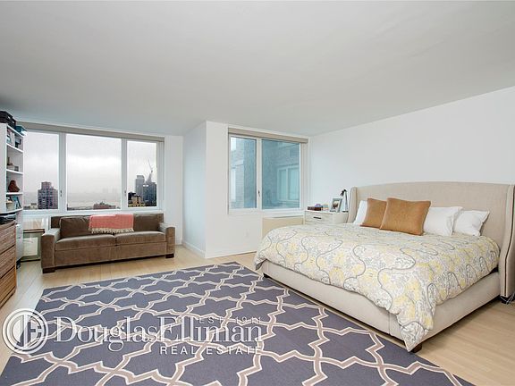 3rd image of 322 W 57th St APT 29U1