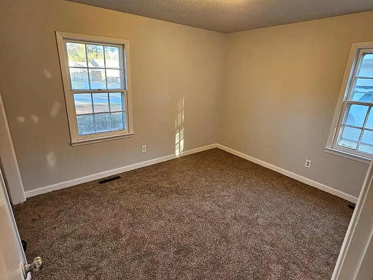 419 Whitfield Dr — Photo 5