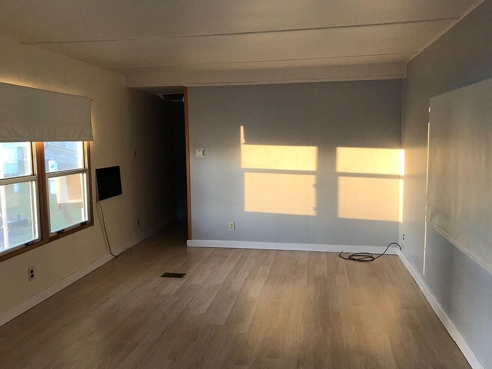 2nd image of 712 SE Railroad Ave Space 9