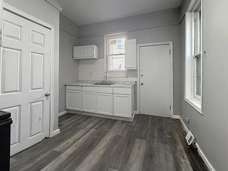 1249 N Alden St — Photo 14