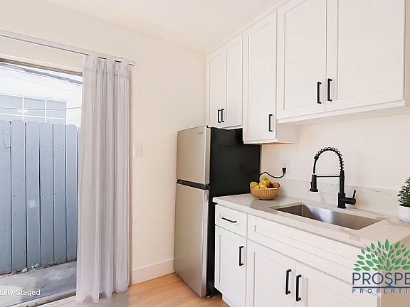 3rd image of 3757 S Veteran Ave #1