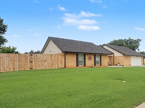 2nd image of 3817 SE Camelot Dr
