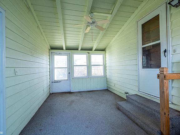 3rd image of 409 W Meadow Ln