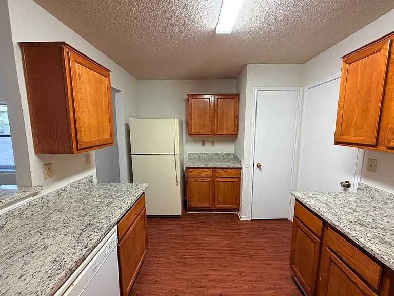 2013 James Pl — Photo 11