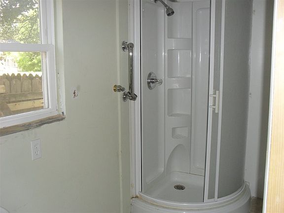 4th image of 423 N 3rd St