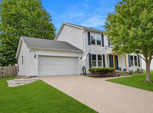 1203 Royal Pointe Dr, Bloomington, IL 61704