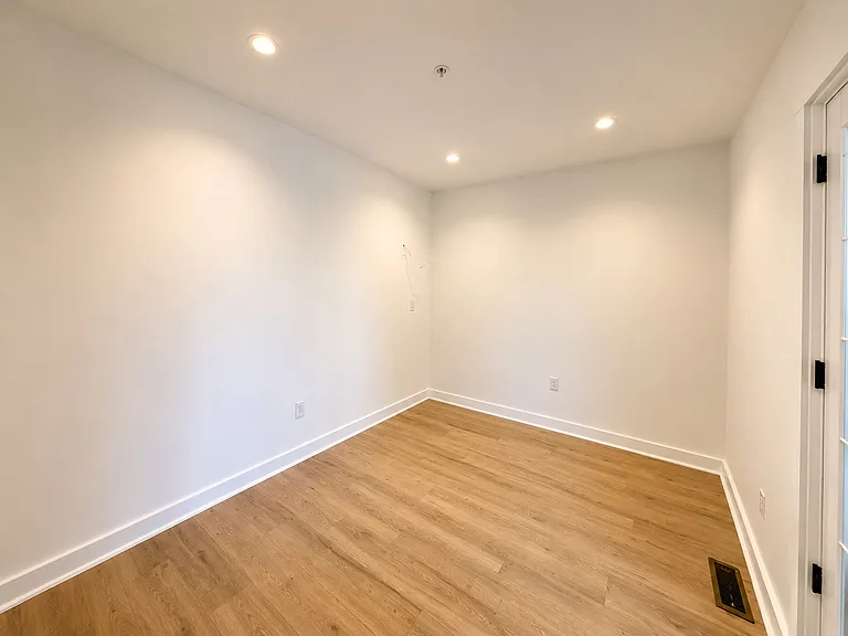 2425 20th St NE #1P — Photo 7