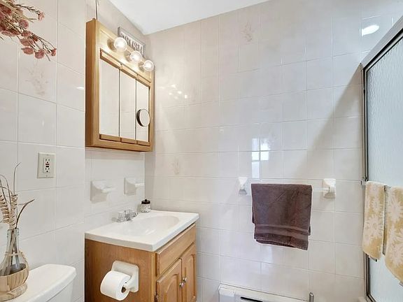 3rd image of 295 Swinton Ave #3