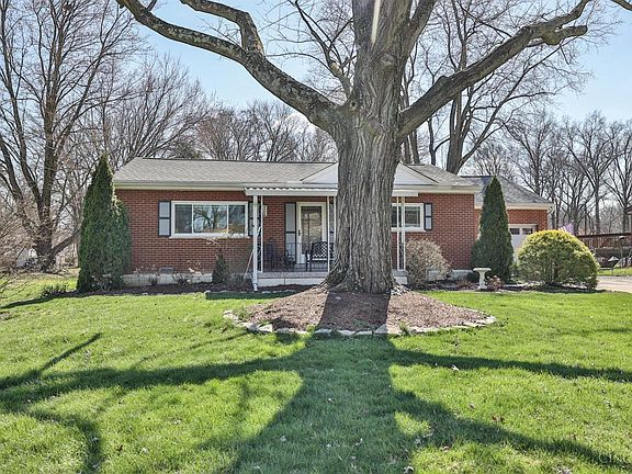 2nd image of 811 Fairway Dr