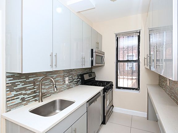2nd image of 1621 Park Pl #A3