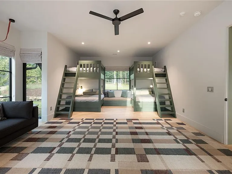725 Rocky Point Dr — Photo 106