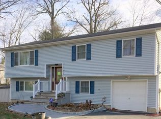 2 Strathmore Dr, New City, NY 10956
