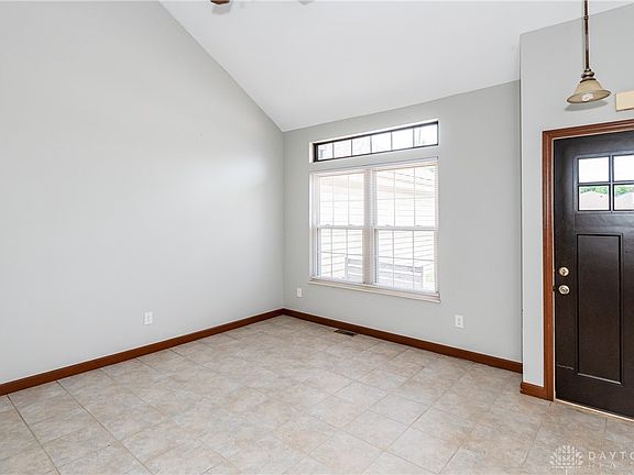 4th image of 472 Meadowview Ct