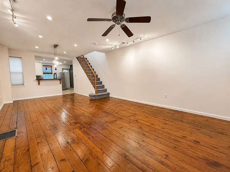 1811 Montrose St — Photo 5