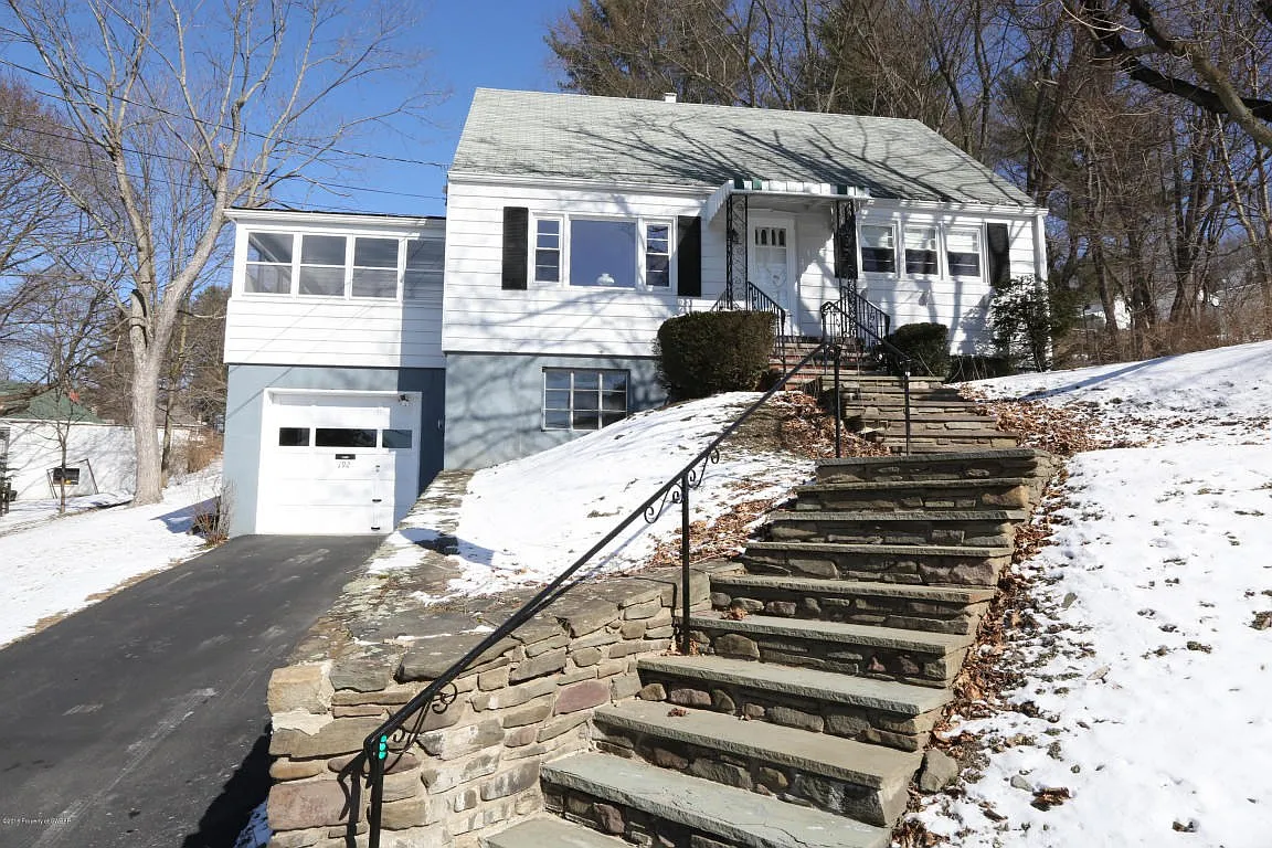 192 Hill St photo 1