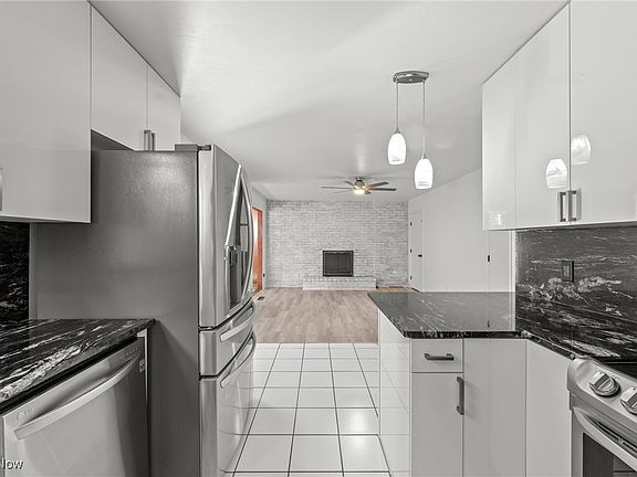 3rd image of 270 Parkview Dr