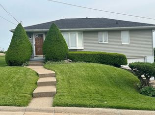 9956 Arizona St, Dubuque, IA 52003