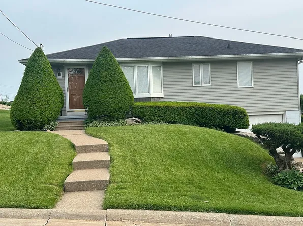 9956 Arizona St, Dubuque, IA 52003