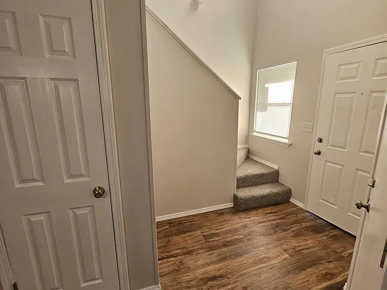 1100 W Crow St — Photo 3