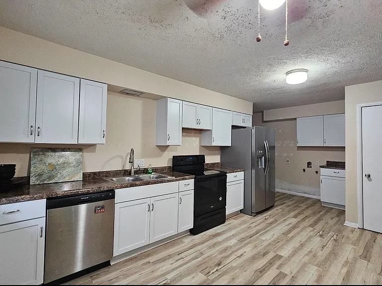 2037-2039 S Delaware Ave — Photo 7