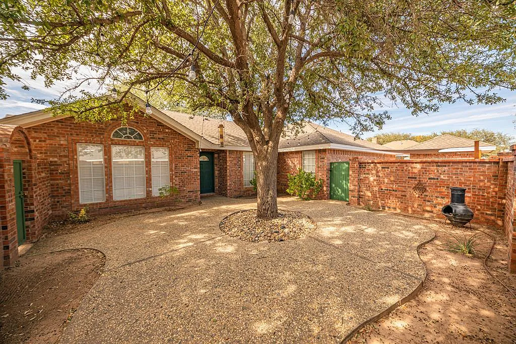 3 bed, 1868 sqft, $2,450 — Photo 1
