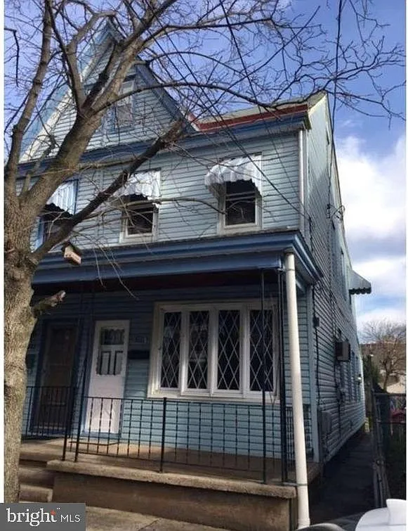 561 Swain St photo 1