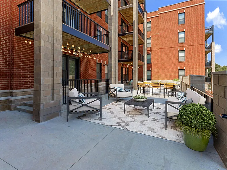 Circ Apartments — Photo 10