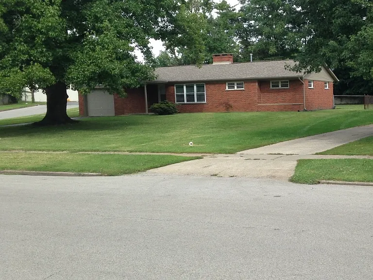 201 Markham Dr — Photo 13