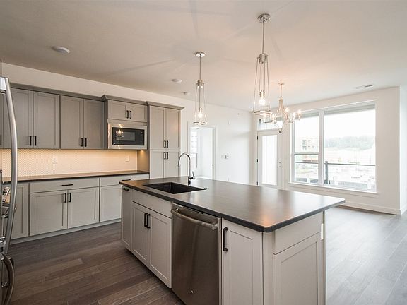 5th image of 211 E 9th St #Penthouse 1
