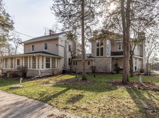 3211 N Dekoven Dr, Oconomowoc, WI 53066