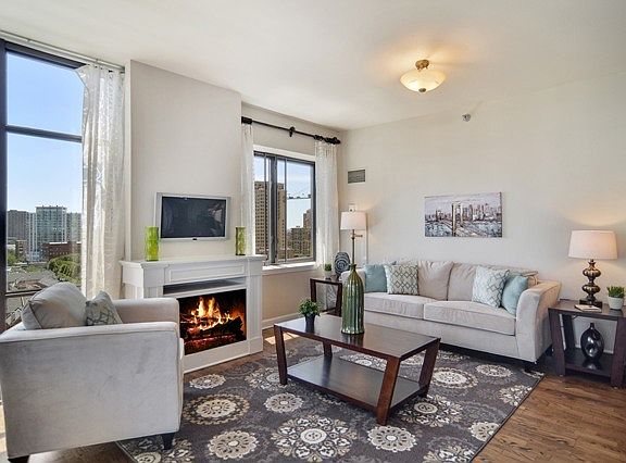 4th image of 1322 S Prairie Ave Unit 1402