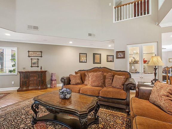 4th image of 1044 Larry Ct