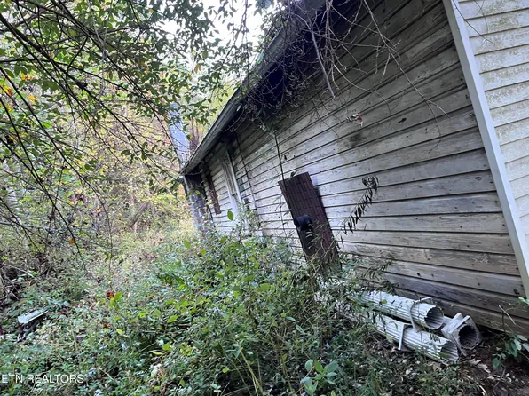 8606 Apple St, Pound, VA 24279