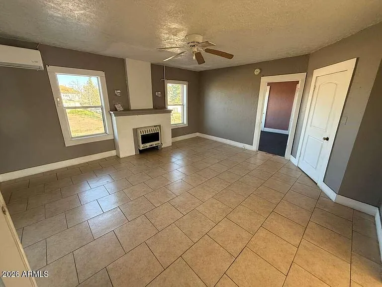 1165 E 10th St #3 — Photo 1
